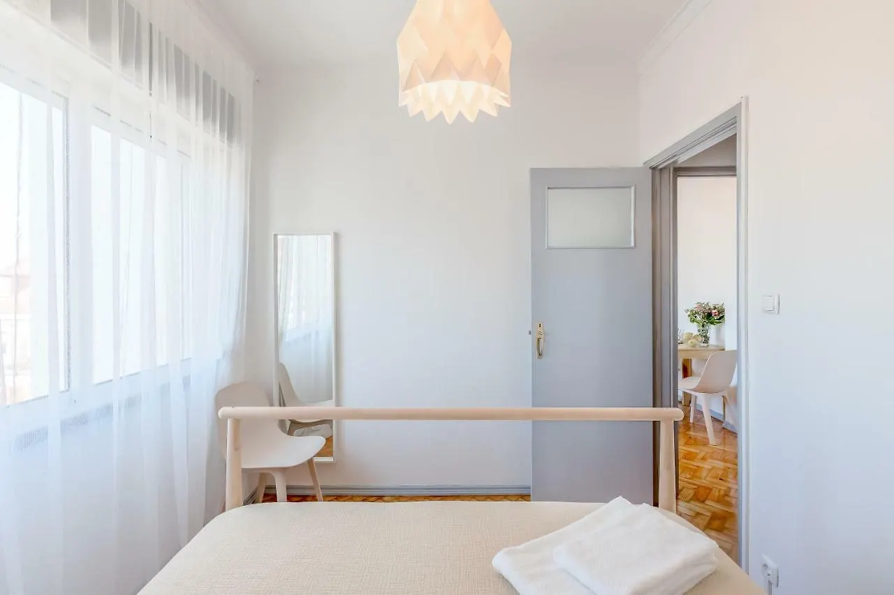 Renovated Sunny Apartment With Amazing Sunset Balcony , By Timecooler Lisboa